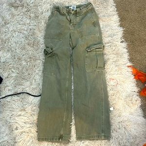 Green baggy jeans, stretchy on the top. Good quality haven’t worn.💚